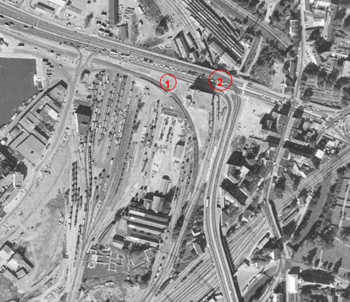 Utsikt over verkstedområdet til NSB der mesteparten av de arkeologiske utgravingene i forbindelse med utvidelse av Follobanen foregikk. De to bygningene vi dokumenterte i forbindelse med metodeutviklingen, bygning 1 og bygning 2, vises midt på bildet, markert med røde sirkler. (Foto: finn.no sitt historiske kart fra 1971)