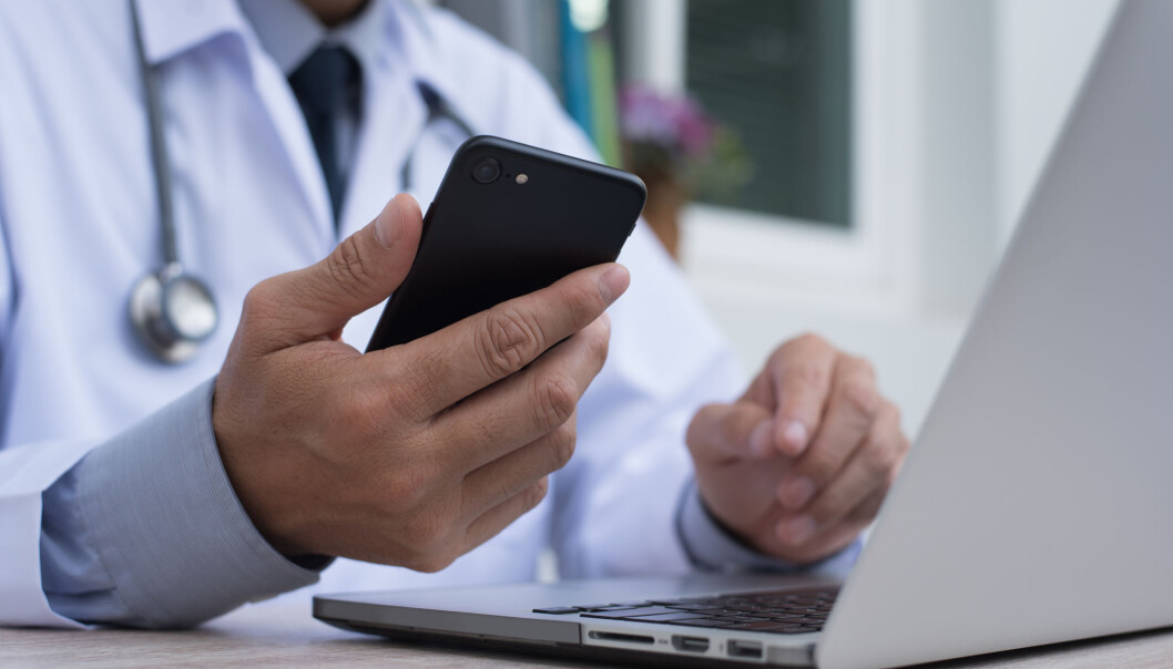 Sykehuset har innsjekkingsautomater for pasientene og berøringsskjermer plassert rundt omkring. Alle klinikerne har med seg smartmobiler. Skal en pleier booke røntgen, er det bare å dra et røntgensymbol på skjermen bort til pasientens navn, forteller forsker. (Illustrasjonsfoto: TippaPatt / Shutterstock / NTB scanpix) Sykehuset har innsjekkingsautomater for pasientene og berøringsskjermer plassert rundt omkring. Alle klinikerne har med seg smartmobiler. Skal en pleier booke røntgen, er det bare å dra et røntgensymbol på skjermen bort til pasientens navn, forteller forsker. (Illustrasjonsfoto: TippaPatt / Shutterstock / NTB scanpix)