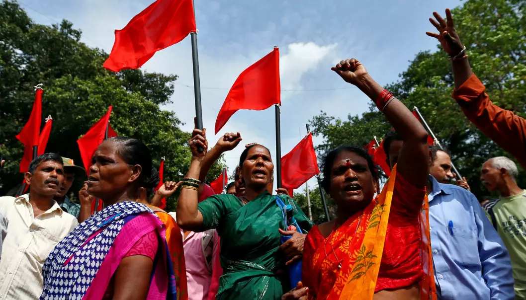 Kvoteringen av kasteløse til politikken i India har ført til mindre diskriminering, ifølge ny forskning. Bildet er fra august i fjor og viser medlemmer av den laveste kasten i India som protesterer mot systemet i byen Mombai.  (Foto: REUTERS / NTB Scanpix)