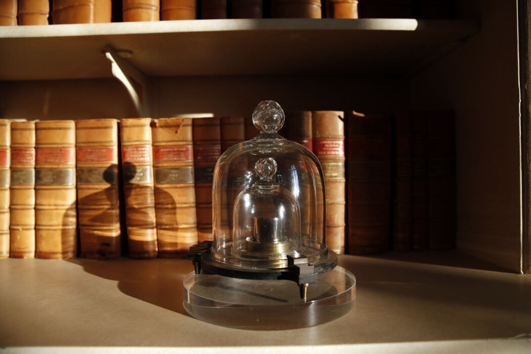I 129 år har dette loddet, om lag 39 millimeter høyt og 39 millimeter i diameter, vært den internasjonale standarden for et kilogram. Nå er definisjonen endret. (Foto: AP / NTB scanpix) I 129 år har dette loddet, om lag 39 millimeter høyt og 39 millimeter i diameter, vært den internasjonale standarden for et kilogram. Nå er definisjonen endret. (Foto: AP / NTB scanpix)