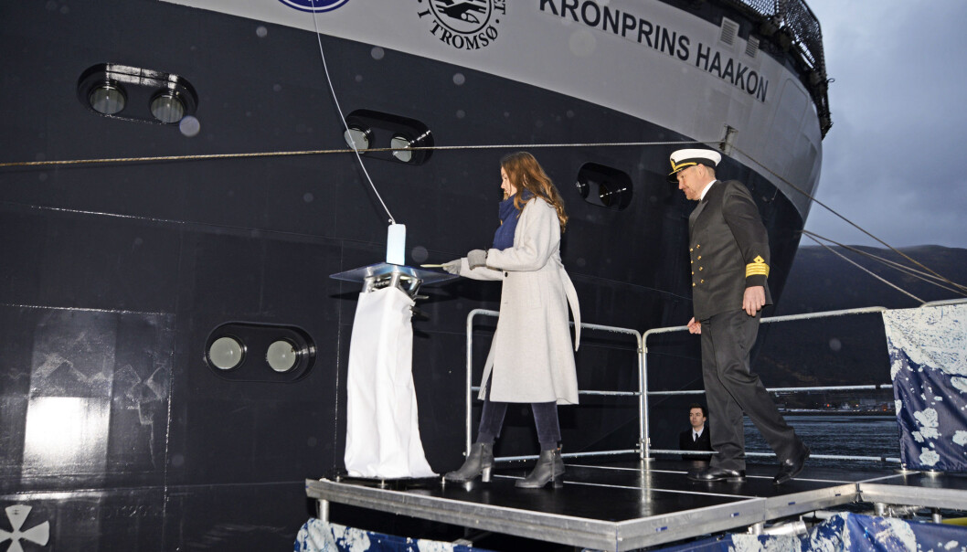 Prinsesse Ingrid Alexandra døper forskningsskipet Kronprins Haakon, ved havn i Tromsø. Her sammen med kaptein Johnny Peder Hansen (Foto: Rune Stoltz Bertinussen / NTB scanpix) Prinsesse Ingrid Alexandra døper forskningsskipet Kronprins Haakon, ved havn i Tromsø. Her sammen med kaptein Johnny Peder Hansen (Foto: Rune Stoltz Bertinussen / NTB scanpix)