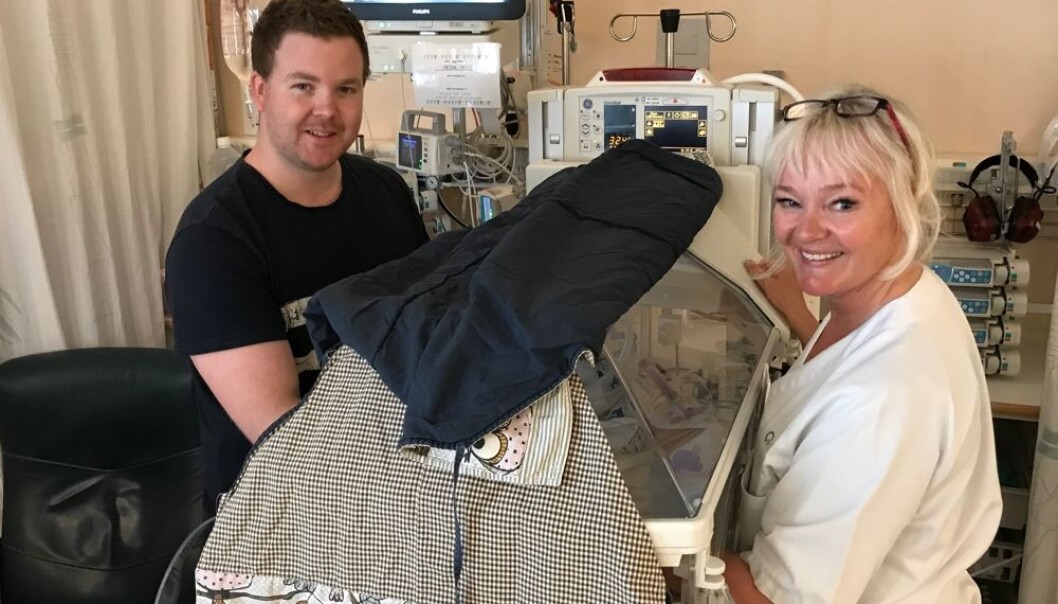 Den nybakte pappaen Christopher Egeberg og intensivsykepleier Solfrid Steinnes er lettet over at lille Viktor har blitt 902 gram. På det aller minste veide han 450 gram. Foreldrene er hos ham så mye de kan. Men på Rikshospitalet er det trangt. Derfor får ikke foreldrene være hos ham hele tiden. (Foto: Siw Ellen Jakobsen>) Den nybakte pappaen Christopher Egeberg og intensivsykepleier Solfrid Steinnes er lettet over at lille Viktor har blitt 902 gram. På det aller minste veide han 450 gram. Foreldrene er hos ham så mye de kan. Men på Rikshospitalet er det trangt. Derfor får ikke foreldrene være hos ham hele tiden. (Foto: Siw Ellen Jakobsen>)