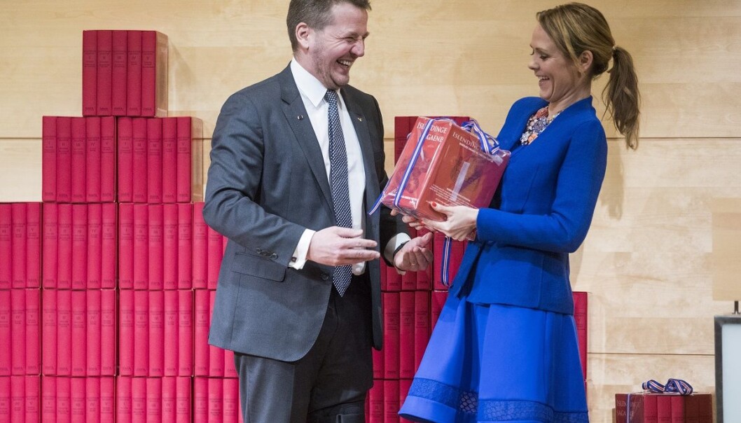 Ifølge en ny studie gir vi fordi det gjør oss lykkelige. Her overrekker Islands utenriksminister Gudlaugur Thordarson en kopi av Den islandske Saga til kulturminister Linda Hofstad Helleland. (Foto: Håkon Mosvold Larsen, NTB scanpix) Ifølge en ny studie gir vi fordi det gjør oss lykkelige. Her overrekker Islands utenriksminister Gudlaugur Thordarson en kopi av Den islandske Saga til kulturminister Linda Hofstad Helleland. (Foto: Håkon Mosvold Larsen, NTB scanpix)