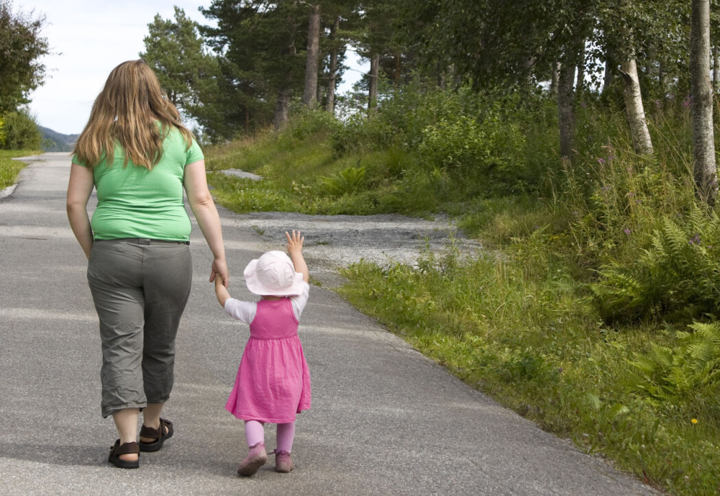 – Foreldre har stor påvirkning på barnas helse og livsstil. En oppførsel som fører til fedme, blir lett overført fra foreldrene til barna, påpeker forsker. (Illustrasjonsfoto: kavring / Shutterstock / NTB scanpix) – Foreldre har stor påvirkning på barnas helse og livsstil. En oppførsel som fører til fedme, blir lett overført fra foreldrene til barna, påpeker forsker. (Illustrasjonsfoto: kavring / Shutterstock / NTB scanpix)