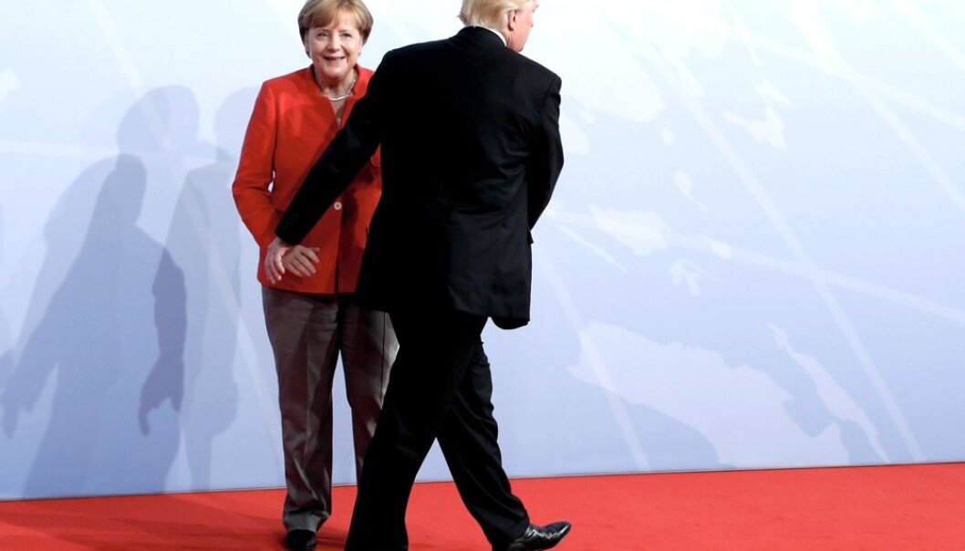 Tysklands kansler Angela Merkel tok ved åpningen av G20-toppmøtet i Hamburg fredag imot USAs president Donald Trump. Mens tilliten til Trump er på bunn i mange land, så stoler mange på Merkel. (Foto: NTB/Reuters) Tysklands kansler Angela Merkel tok ved åpningen av G20-toppmøtet i Hamburg fredag imot USAs president Donald Trump. Mens tilliten til Trump er på bunn i mange land, så stoler mange på Merkel. (Foto: NTB/Reuters)