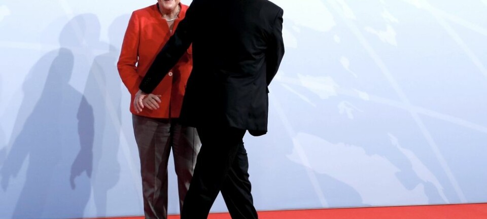 Tysklands kansler Angela Merkel tok ved åpningen av G20-toppmøtet i Hamburg fredag imot USAs president Donald Trump. Mens tilliten til Trump er på bunn i mange land, så stoler mange på Merkel.  (Foto: NTB/Reuters)
