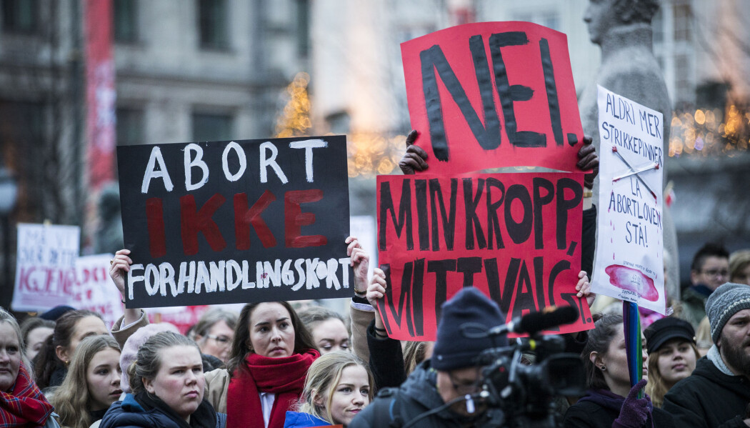 Lørdag 17. november møtte tusenvis av mennesker foran Stortinget i Oslo i en demonstrasjon mot å endre dagens abortlov. (Foto: Trond Reidar Teigen / NTB scanpix) Lørdag 17. november møtte tusenvis av mennesker foran Stortinget i Oslo i en demonstrasjon mot å endre dagens abortlov. (Foto: Trond Reidar Teigen / NTB scanpix)