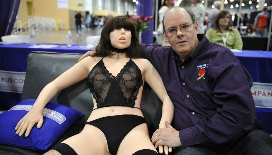 Oppfinneren Douglas Hines viser fram sin "True Companion" på Adult Entertainment Expo i Las Vegas i 2010. Dette var den første sex-roboten med kunstig intelligens. Etter dette har det kommet flere og flere produsenter og robotene har blitt mer og mer menneskelignende. (Foto: AFP PHOTO / Robyn Beck/NTB scanpix) Oppfinneren Douglas Hines viser fram sin "True Companion" på Adult Entertainment Expo i Las Vegas i 2010. Dette var den første sex-roboten med kunstig intelligens. Etter dette har det kommet flere og flere produsenter og robotene har blitt mer og mer menneskelignende. (Foto: AFP PHOTO / Robyn Beck/NTB scanpix)