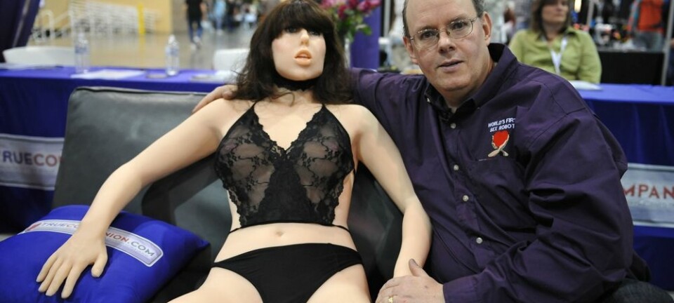 Oppfinneren Douglas Hines viser fram sin 'True Companion' på Adult Entertainment Expo i Las Vegas i 2010. Dette var den første sex-roboten med kunstig intelligens. Etter dette har det kommet flere og flere produsenter og robotene har blitt mer og mer menneskelignende.  (Foto:  AFP PHOTO / Robyn Beck/NTB scanpix)