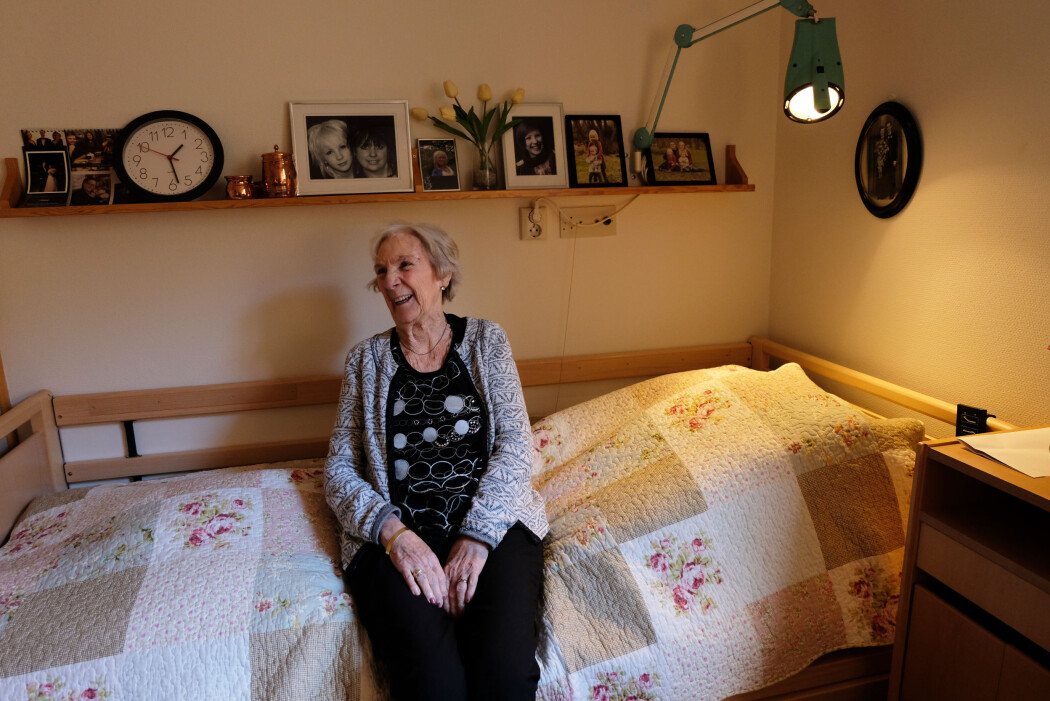 Elna Bøhm har Alzheimer og bor på sykehjem. Hun trives best når sykehjemmet åpner dørene og hun får barnehagebarn på besøk. (Foto: Ingrid Schou) Elna Bøhm har Alzheimer og bor på sykehjem. Hun trives best når sykehjemmet åpner dørene og hun får barnehagebarn på besøk. (Foto: Ingrid Schou)