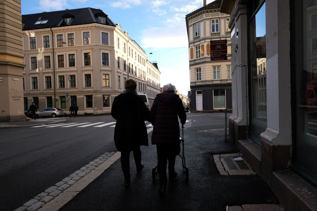 Elna Bøhm og datter May Britt Bøhm Telle setter pris på at de kan oppleve bylivet utenfor sykehjemmet. (Foto: Ingrid Schou) Elna Bøhm og datter May Britt Bøhm Telle setter pris på at de kan oppleve bylivet utenfor sykehjemmet. (Foto: Ingrid Schou)