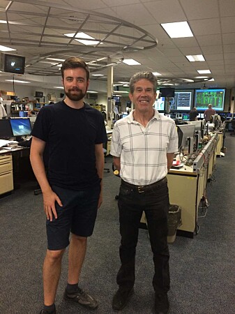 Audun Theodorsen og Jim Terry i kontrollrommet tilknyttet fusjonsreaktoren ved Massachusetts Institute of Technology. (Foto: Privat) Audun Theodorsen og Jim Terry i kontrollrommet tilknyttet fusjonsreaktoren ved Massachusetts Institute of Technology. (Foto: Privat)