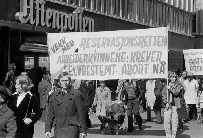 Abort var ikke bare tema på kvinnedagen 8. mars. Slik så det ut da arbeiderkvinnene de tok til gatene 1. mai 1978. Allerede for 40 år siden var «reservasjonsretten» en del av debatten. (Foto: Ukjent fotograf / Arbeiderbladet / Arbeiderbevegelsens arkiv og bibliotek / CC BY-NC-ND) Abort var ikke bare tema på kvinnedagen 8. mars. Slik så det ut da arbeiderkvinnene de tok til gatene 1. mai 1978. Allerede for 40 år siden var «reservasjonsretten» en del av debatten. (Foto: Ukjent fotograf / Arbeiderbladet / Arbeiderbevegelsens arkiv og bibliotek / CC BY-NC-ND)