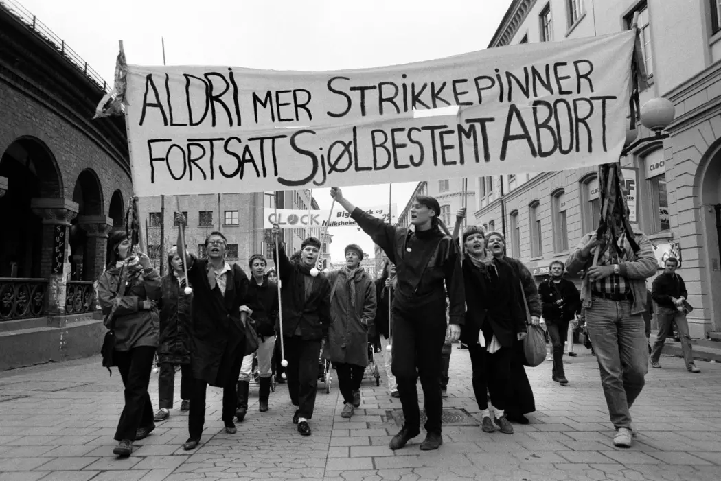 «Aldri mer strikkepinner» er en av de faste parolene når nordmenn tar til gaten for å forsvare abortloven. Bildet er fra en demonstrasjon i Oslo i 1986. (Foto: Mimsy Møller / Samfoto / NTB Scanpix)