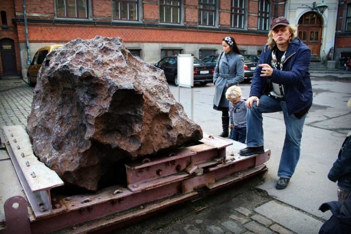 Forskerne mistenker at krateret kan være forårsaket av det samme meteoritten som det i dag står rester av i gården hos Geologisk Museum i København. Det kan du lese mer i boksen under artikkelen. (Foto: Mads Bødker, CC BY 2.0) Forskerne mistenker at krateret kan være forårsaket av det samme meteoritten som det i dag står rester av i gården hos Geologisk Museum i København. Det kan du lese mer i boksen under artikkelen. (Foto: Mads Bødker, CC BY 2.0)