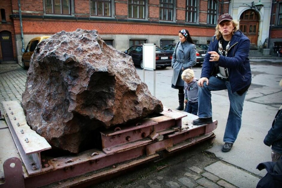 Forskerne mistenker at krateret kan være forårsaket av det samme meteoritten som det i dag står rester av i gården hos Geologisk Museum i København. Det kan du lese mer i boksen under artikkelen. (Foto: Mads Bødker, CC BY 2.0)