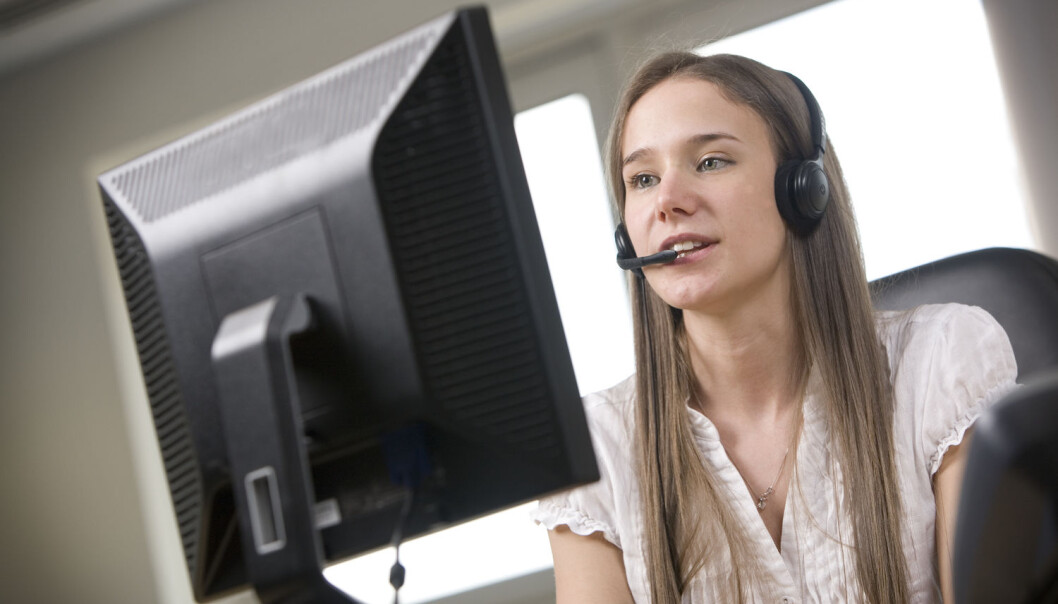 Kan det å jobbe med telefonsalg når du egentlig er overkvalifisert til det, faktisk skade CV-en din? Ja, ifølge ny forskning på hvordan arbeidsgivere vurderer jobbsøkere. (Foto: Shutterstock / NTB scanpix) Kan det å jobbe med telefonsalg når du egentlig er overkvalifisert til det, faktisk skade CV-en din? Ja, ifølge ny forskning på hvordan arbeidsgivere vurderer jobbsøkere. (Foto: Shutterstock / NTB scanpix)