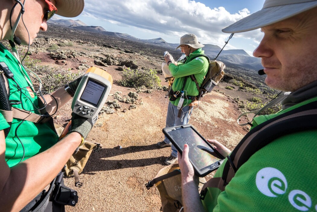 Her øver romfarere seg på å bruke planetforsker-appen Electronic Field Book under kurs på Lanzarote. (Foto: ESA/A. Romeo) Her øver romfarere seg på å bruke planetforsker-appen Electronic Field Book under kurs på Lanzarote. (Foto: ESA/A. Romeo)