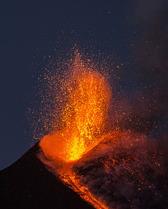 Vi vet en hel del om hva som finnes inni jorda. Det meste av kunnskapen kommer fra seismometer. Men av og til er litt av svaret åpenbart for de fleste. Som ved dette utbruddet på vulkanen Etna i 2017. (Foto: Wead / Shutterstock / NTB scanpix) Vi vet en hel del om hva som finnes inni jorda. Det meste av kunnskapen kommer fra seismometer. Men av og til er litt av svaret åpenbart for de fleste. Som ved dette utbruddet på vulkanen Etna i 2017. (Foto: Wead / Shutterstock / NTB scanpix)