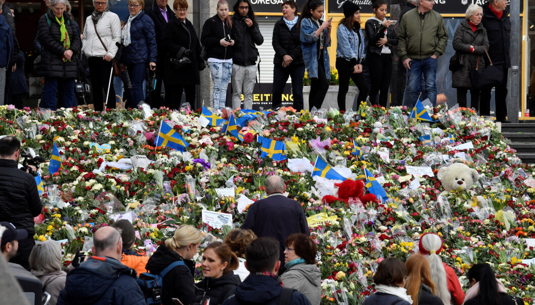 7. april i år kjørte en terrorist i stor fart med lastebil gjennom folkemengden i den travle gågaten Drottninggatans i Stockholm. Fem mennesker døde. I flere dager etter angrepet samlet folk seg på Segels Torg med blomster. (Foto: Noella Johansson / Reuters / NTB Scanpix) 7. april i år kjørte en terrorist i stor fart med lastebil gjennom folkemengden i den travle gågaten Drottninggatans i Stockholm. Fem mennesker døde. I flere dager etter angrepet samlet folk seg på Segels Torg med blomster. (Foto: Noella Johansson / Reuters / NTB Scanpix)