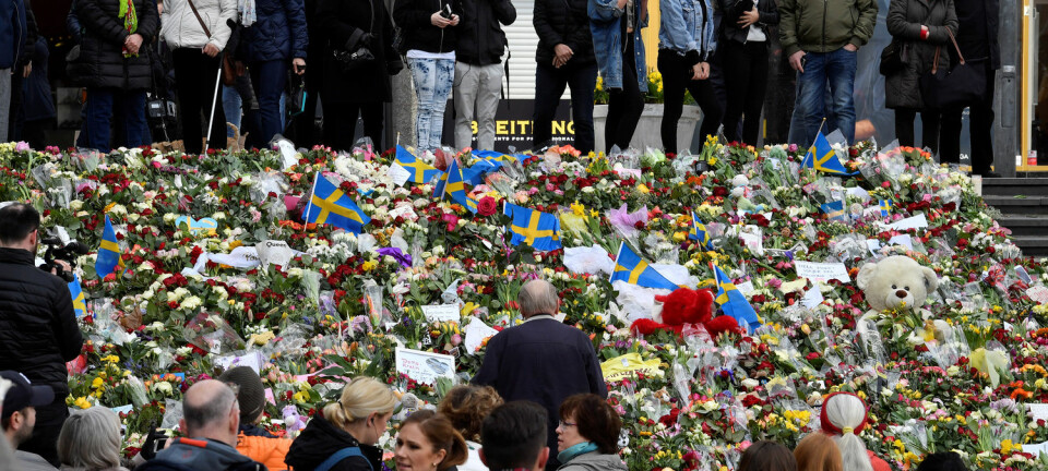 7. april i år kjørte en terrorist i stor fart med lastebil gjennom folkemengden i den travle gågaten Drottninggatans i Stockholm. Fem mennesker døde. I flere dager etter angrepet samlet folk seg på Segels Torg med blomster.  (Foto: Noella Johansson / Reuters / NTB Scanpix)