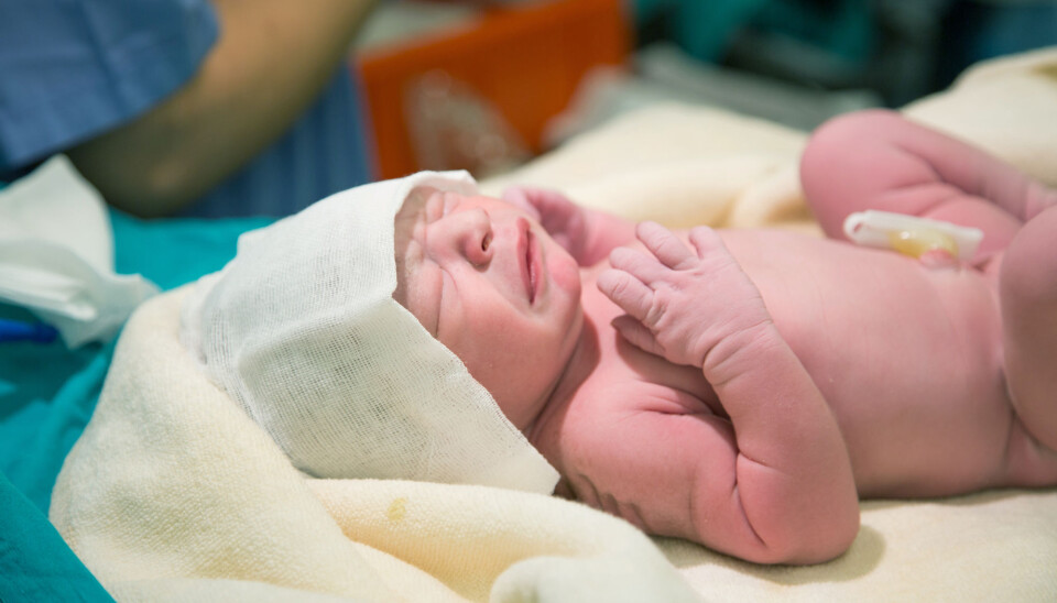 Kvinner som fødte med tang fikk oftere urinlekkasje enn de som fødte med sugekopp eller de som fødte uten hjelpemidler. (Foto: Shutterstock / NTB Scanpix)