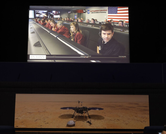 Spenningen var stor i NASAs kontrollrom i Pasadena i California før romsonden InSight mandag landet på Mars. (Foto: AP / NTB scanpix) Spenningen var stor i NASAs kontrollrom i Pasadena i California før romsonden InSight mandag landet på Mars. (Foto: AP / NTB scanpix)