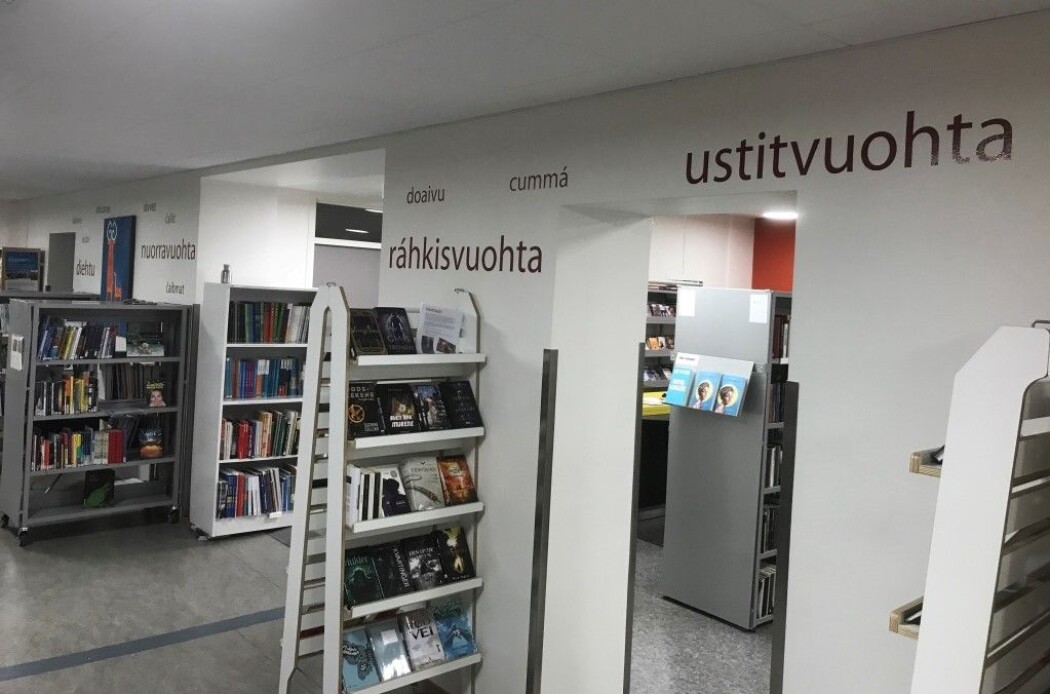 Synleggjering av samisk på biblioteket til Kongsbakken videregåande skule i Tromsø. (Foto: Øystein A. Vangsnes) Synleggjering av samisk på biblioteket til Kongsbakken videregåande skule i Tromsø. (Foto: Øystein A. Vangsnes)