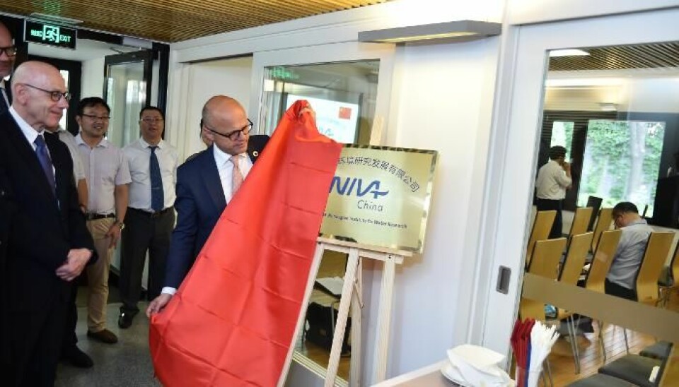 NIVA-plakett ble avduket av klima - og miljøminister Vidar Helgesen. (Foto: NIVA)