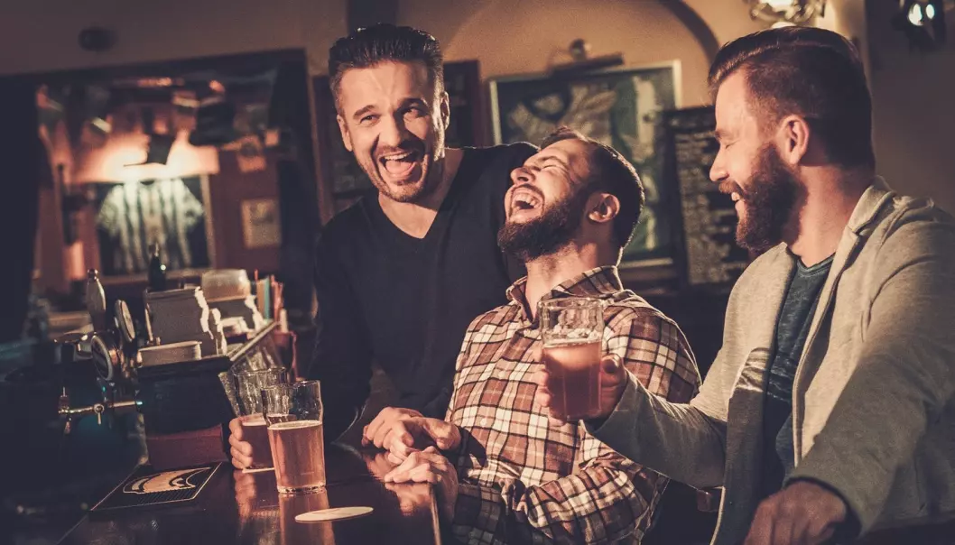 Når gutta på puben ler ekstra godt av en vits om kvinner eller homofile, kan det være fordi de føler seg litt usikre på egen maskulinitet. (Foto: Shutterstock / NTB scanpix)