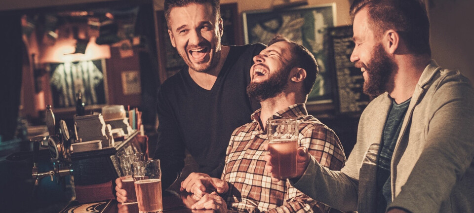 Når gutta på puben ler ekstra godt av en vits om kvinner eller homofile, kan det være fordi de føler seg litt usikre på egen maskulinitet. (Foto: Shutterstock / NTB scanpix)