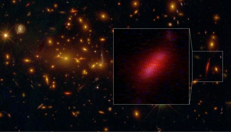 Den fjerne galaksen ble fanget på et bilde fra romteleskopet Hubble. Galaksen har blitt trukket ut av gravitasjonslinsen – det store innsatte bildet viser hvordan den har sett ut i virkeligheten. (Foto: S. Toft/NASA/ESA/M. Postman, STSCI/CLASH)