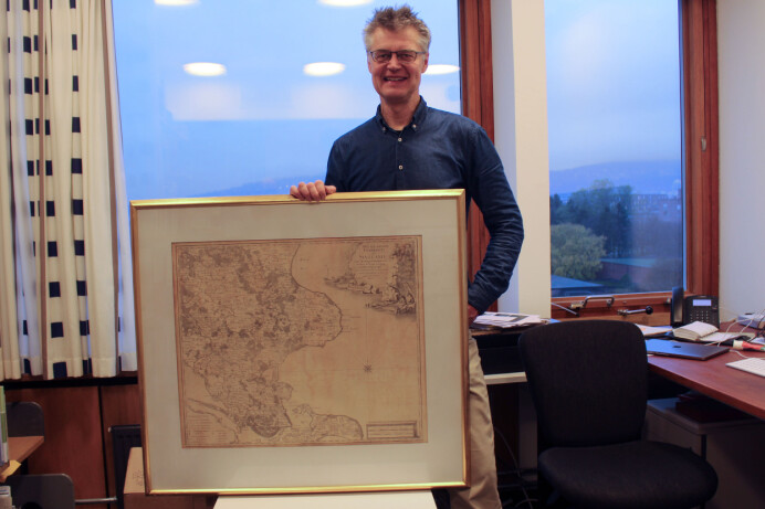 Nils Voje Johansen med et av klenodiene som er bevart etter Caspar Wessel: Et vakkert kart over «Den Syd Østlige Fierdedel av Sjælland» fra 1770. (Foto: Bjarne Røsjø, UiO) Nils Voje Johansen med et av klenodiene som er bevart etter Caspar Wessel: Et vakkert kart over «Den Syd Østlige Fierdedel av Sjælland» fra 1770. (Foto: Bjarne Røsjø, UiO)