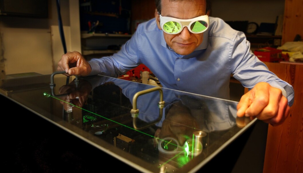 Professor Helge Weman ved Norges teknisk-vitenskapelige universitet har vært sentral i utviklingen av UV LED i CrayNano. Her i arbeid i nanofotonikk-labben. (Foto: Terje Heiestad) Professor Helge Weman ved Norges teknisk-vitenskapelige universitet har vært sentral i utviklingen av UV LED i CrayNano. Her i arbeid i nanofotonikk-labben. (Foto: Terje Heiestad)