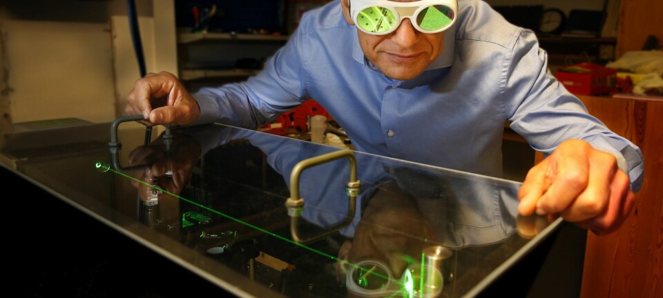 Professor Helge Weman ved Norges teknisk-vitenskapelige universitet har vært sentral i utviklingen av UV LED i CrayNano. Her i arbeid i nanofotonikk-labben. (Foto: Terje Heiestad)