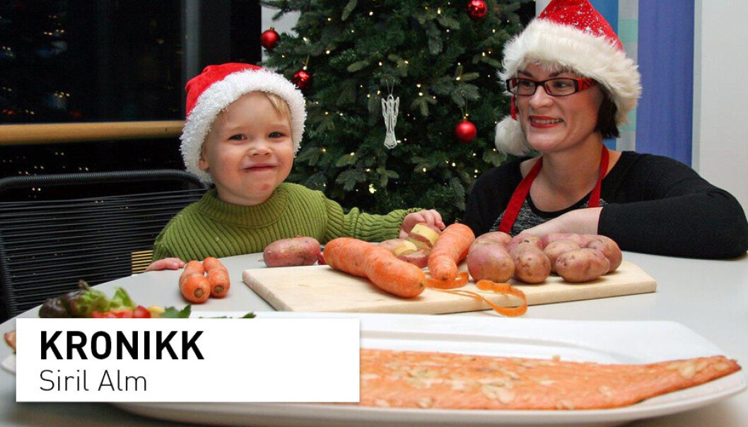 Forsker Siril Alm viser Arthur (2 år) hvordan man kan lage sjømat til jul. (Foto: Marit Rein/Nofima) Forsker Siril Alm viser Arthur (2 år) hvordan man kan lage sjømat til jul. (Foto: Marit Rein/Nofima)