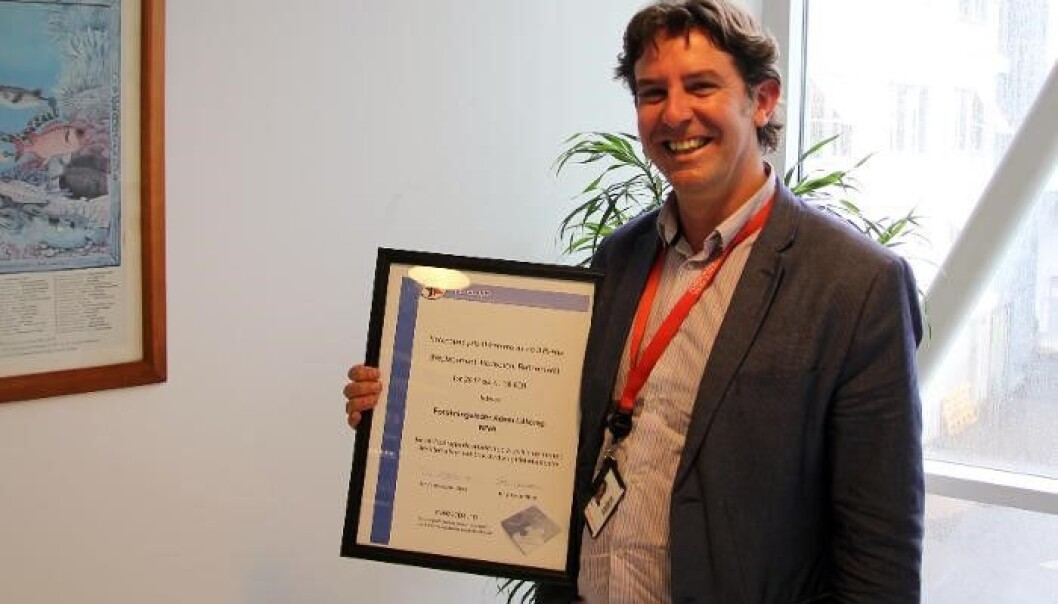 Dr. Adam Lillicrap med NORECOPA-prisen: 30 000 kr og et diplom, overrakt under Norecopa sitt årsmøte 7. juni 2017 i Oslo. (Foto: NIVA) Dr. Adam Lillicrap med NORECOPA-prisen: 30 000 kr og et diplom, overrakt under Norecopa sitt årsmøte 7. juni 2017 i Oslo. (Foto: NIVA)