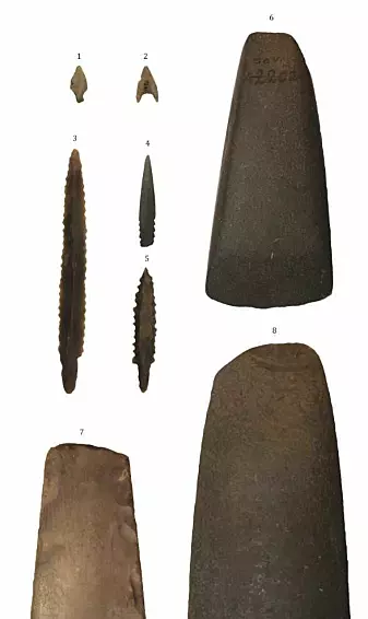 Her er eksempler på gjenstander som er funnet fra yngre steinalder. (Foto: Svein Vatsvåg Nielsen)