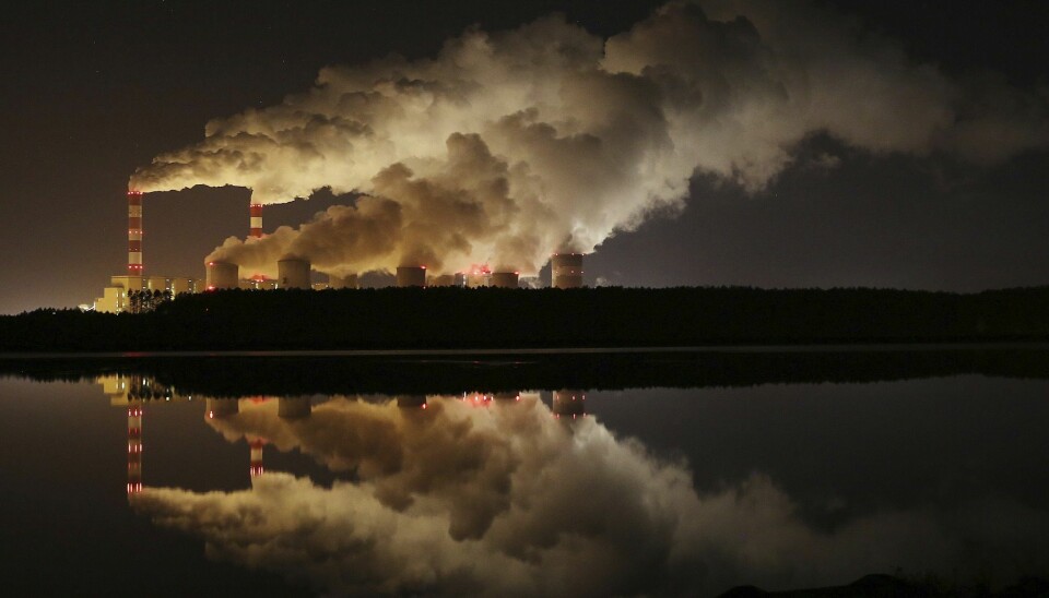 Røyk og damp stiger opp fra Europas største brunkull-kraftverk i Belchatow i Polen. Greenpeace-aktivister klatret denne uken opp i en av kraftverkets piper i protest mot kullkraften som fører til store utslipp av CO2. (Foto: Czarek Sokolowski / AP / NTB scanpix)