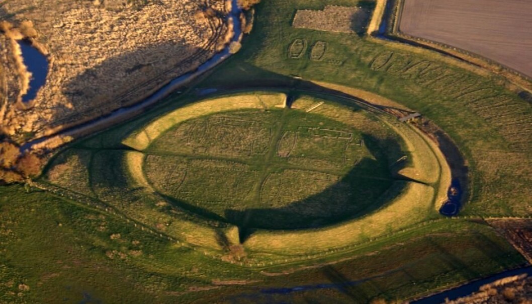 Vi vet veldig lite om Danmarks fem vikingborger. Her ser vi Trelleborg, som var den første borgen som ble funnet. (Foto: Nationalmuseet) Vi vet veldig lite om Danmarks fem vikingborger. Her ser vi Trelleborg, som var den første borgen som ble funnet. (Foto: Nationalmuseet)