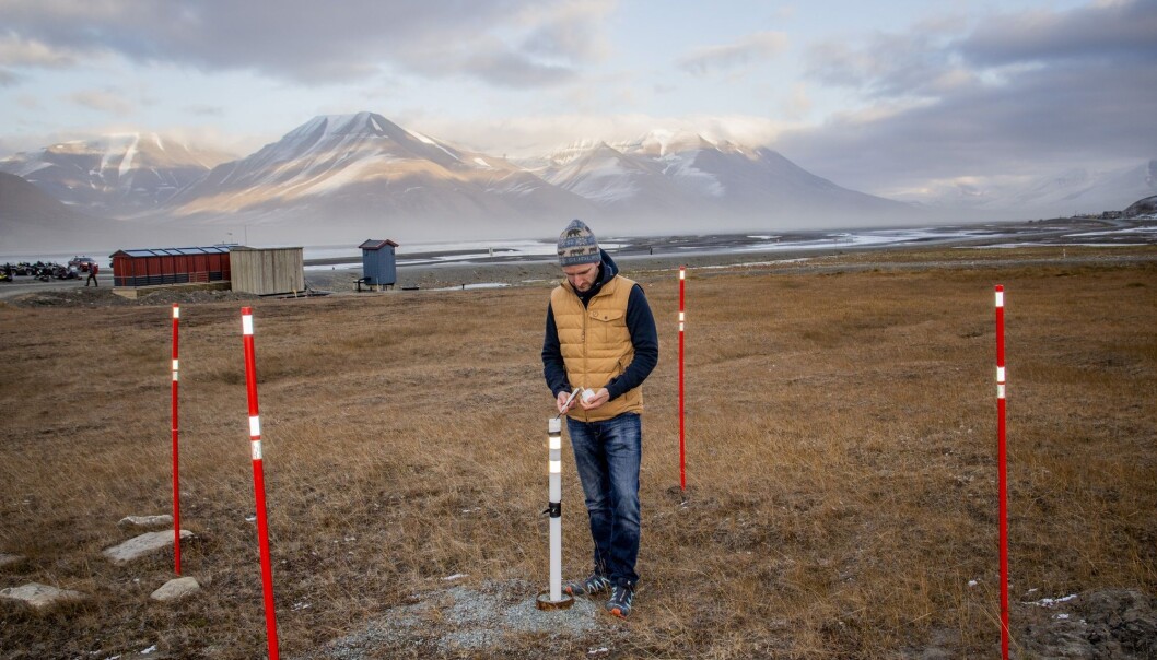 Canadiske Graham Gilbert måler temperaturen i permafrosten like utenfor Universitetssenteret på Svalbard (UNIS) i Longyearbyen. Temperaturen i permafrosten stiger over store deler av Arktis, og det er risiko for store klimautslipp fra bakken blant annet i Sibir. På Svalbard er det andre grunnforhold og mindre organisk materiale som kan forårsake utslipp. (Foto: Are Føli / NTB scanpix) Canadiske Graham Gilbert måler temperaturen i permafrosten like utenfor Universitetssenteret på Svalbard (UNIS) i Longyearbyen. Temperaturen i permafrosten stiger over store deler av Arktis, og det er risiko for store klimautslipp fra bakken blant annet i Sibir. På Svalbard er det andre grunnforhold og mindre organisk materiale som kan forårsake utslipp. (Foto: Are Føli / NTB scanpix)