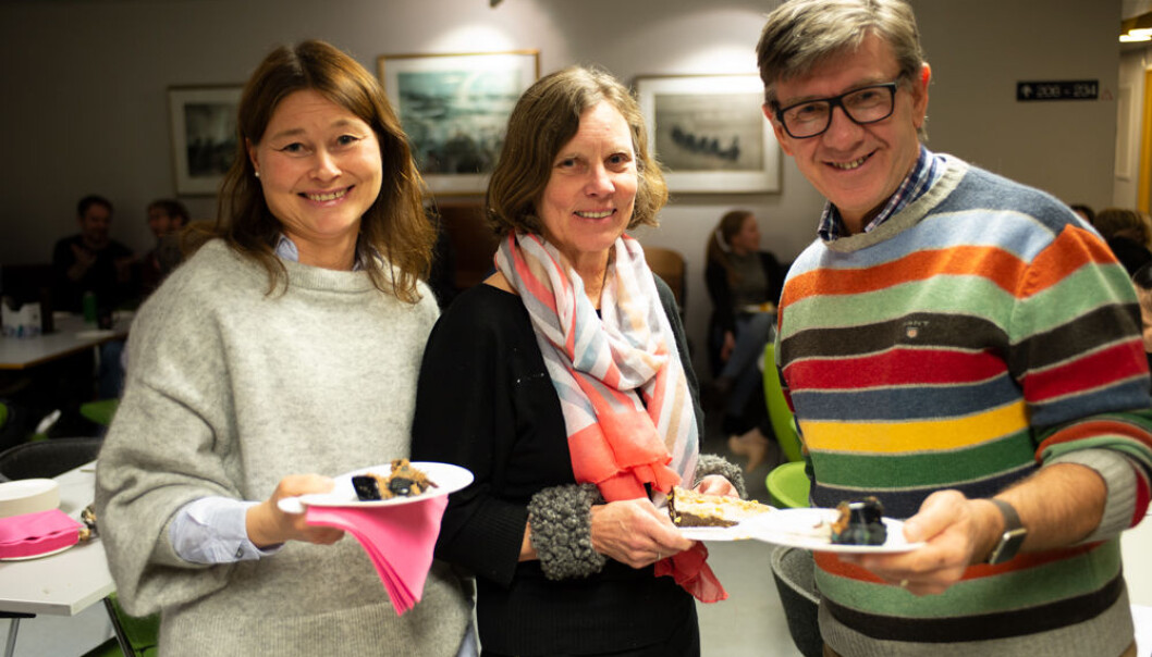 Kristin B. Borch, Inger Njølstad og Vinjar Fønnebø gledet seg med søte kaker og gode kolleger da nyheten om tildelingen kom. (Foto: Thomas Schanche) Kristin B. Borch, Inger Njølstad og Vinjar Fønnebø gledet seg med søte kaker og gode kolleger da nyheten om tildelingen kom. (Foto: Thomas Schanche)