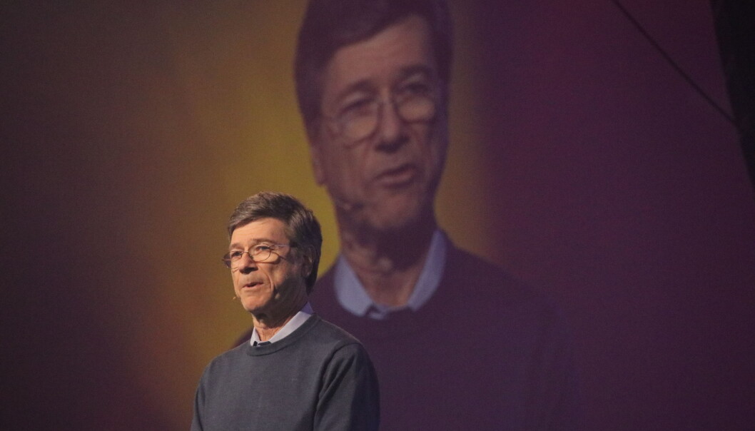 Jeffrey Sachs på scenen i Trondheim. (foto: Lasse Biørnstad/forskning.no) Jeffrey Sachs på scenen i Trondheim. (foto: Lasse Biørnstad/forskning.no)