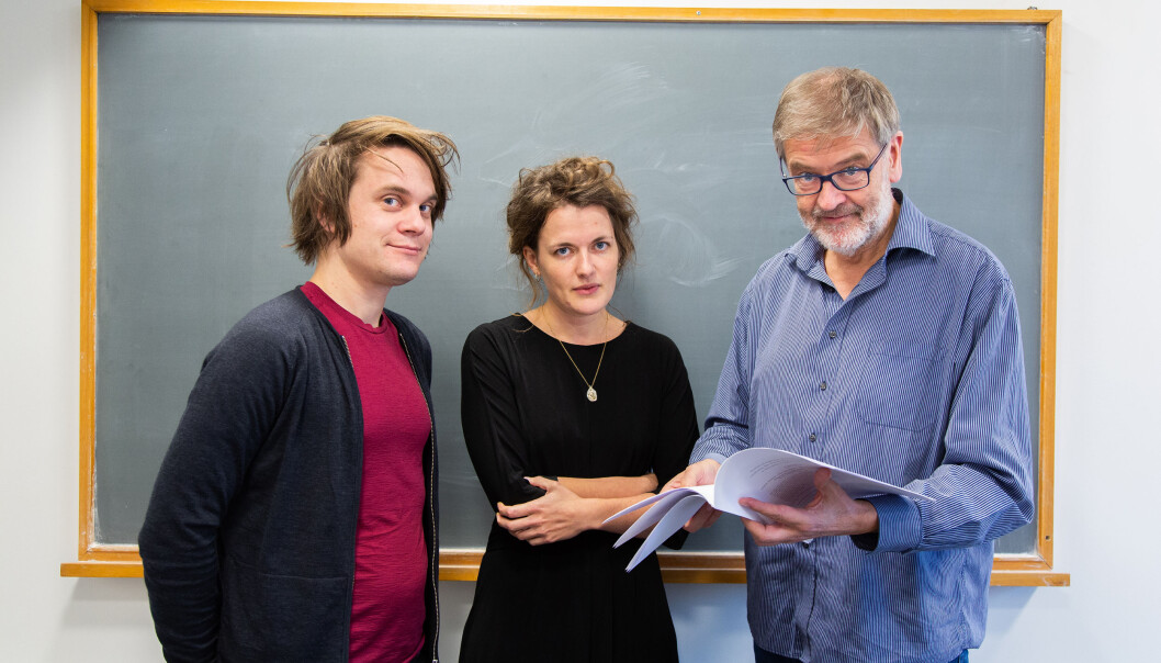 Matematikere viser med nye statistiske metoder at verden er blitt en fredeligere klode. De matematiske metodene var en del av doktorgraden til Céline Cunen. Her er hun flankert av Gudmund Horn Hermansen (t.v.), som skal forske på hvordan konflikter utvikler seg og hennes veileder, Nils Lid Hjort (t.h). (Foto: Yngve Vogt) Matematikere viser med nye statistiske metoder at verden er blitt en fredeligere klode. De matematiske metodene var en del av doktorgraden til Céline Cunen. Her er hun flankert av Gudmund Horn Hermansen (t.v.), som skal forske på hvordan konflikter utvikler seg og hennes veileder, Nils Lid Hjort (t.h). (Foto: Yngve Vogt)