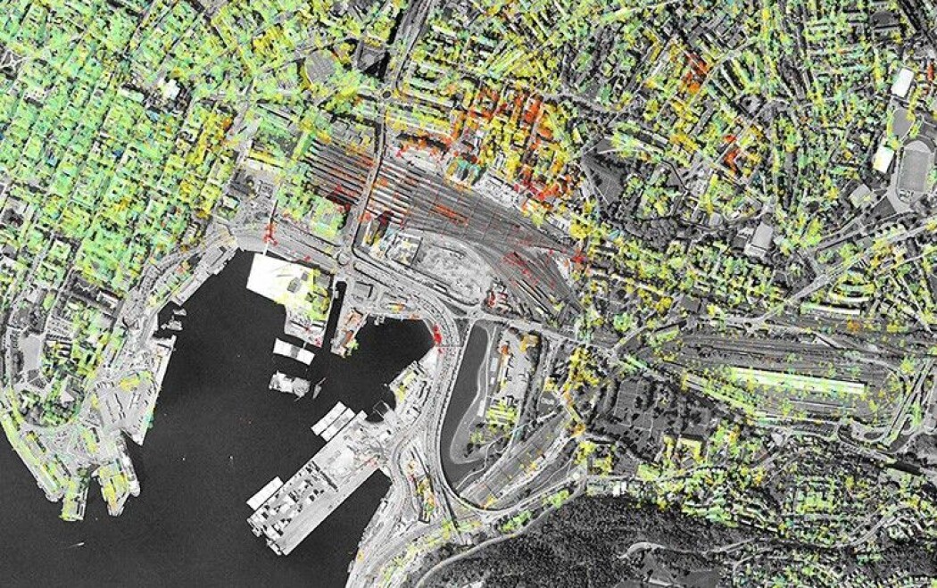 Bjørvika-området synker inn med mer enn en centimeter per år. Fargen på prikkene viser hvor fort grunnen synker, fra blått (ingenting) til grønt, gult, oransje og rødt (over en centimeter per år). (Skjermbilde fra karttjenesten InSAR Norge) Bjørvika-området synker inn med mer enn en centimeter per år. Fargen på prikkene viser hvor fort grunnen synker, fra blått (ingenting) til grønt, gult, oransje og rødt (over en centimeter per år). (Skjermbilde fra karttjenesten InSAR Norge)