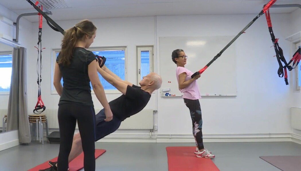 Her er et eksempel på en treningsøvelse som ble brukt. Den ble gjort med og uten ekstra vekt på ryggen. (Foto: Snapshot fra svenske TV4-nyhetene 28 november 2018).