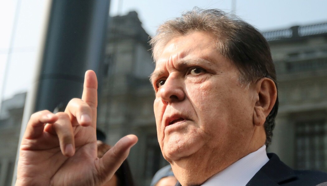 Det er ikke første gang Alan Garcia, tidligere president i Peru, er anklaget for korrupsjon, han har vært involvert i en rekke korrupsjonssaker siden 80-tallet. (Foto: Guadalupe Pardo, Reuters, NTB scanpix) Det er ikke første gang Alan Garcia, tidligere president i Peru, er anklaget for korrupsjon, han har vært involvert i en rekke korrupsjonssaker siden 80-tallet. (Foto: Guadalupe Pardo, Reuters, NTB scanpix)