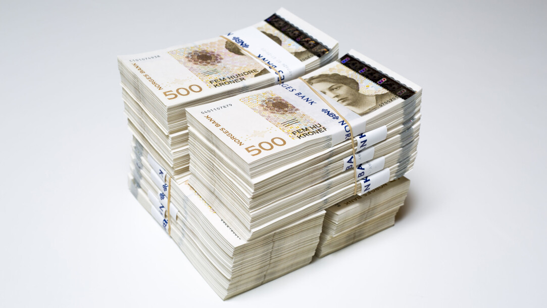 Oljen har gjort Norge rikt, men hva mer. Her ser vi en million kroner i 500-sedler. (Foto: Norges bank/Nils S. Aasheim) Oljen har gjort Norge rikt, men hva mer. Her ser vi en million kroner i 500-sedler. (Foto: Norges bank/Nils S. Aasheim)