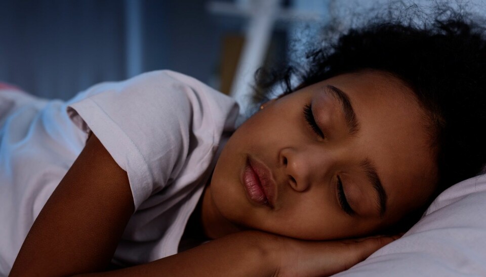Ungdom bruker lengre tid på å sovne enn voksne. Og de sover mye mindre enn de mener de har behov for. (Foto: Colourbox)