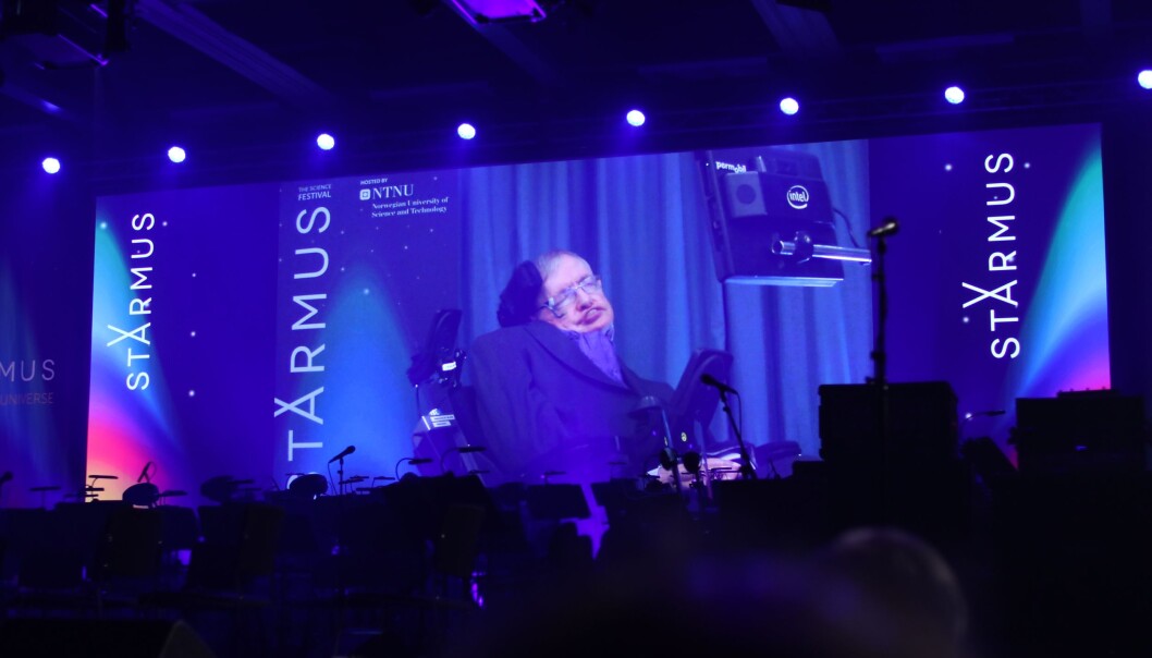 Helsa stoppet Stephen Hawkings trondheimstur. Direktesendt på Starmus-festivalens storskjerm talte han varmt for å kolonisere verdensrommet. (Foto: Lasse Biørnstad) Helsa stoppet Stephen Hawkings trondheimstur. Direktesendt på Starmus-festivalens storskjerm talte han varmt for å kolonisere verdensrommet. (Foto: Lasse Biørnstad)
